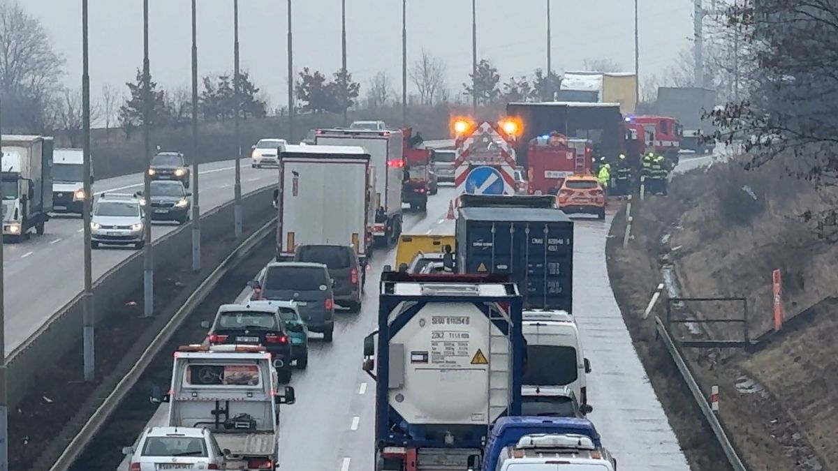 Po střetu dvou kamionů stáli řidiči v kolonách na Pražském okruhu